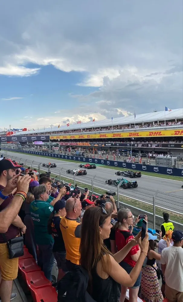 Auto de Formula 1 en pista