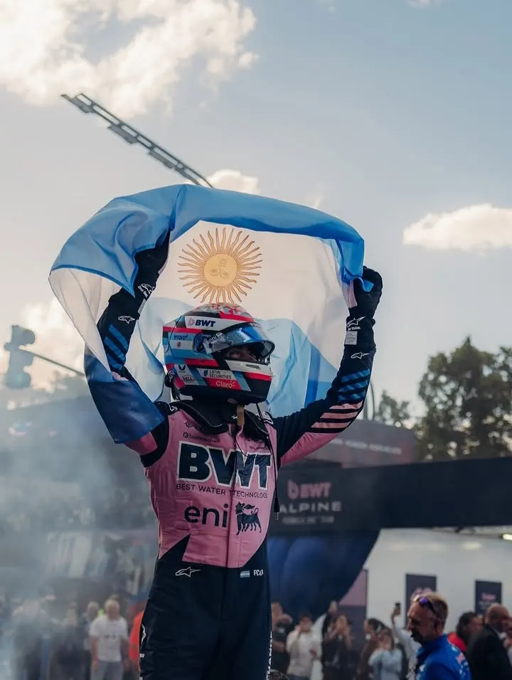 Auto de Formula 1 en pista